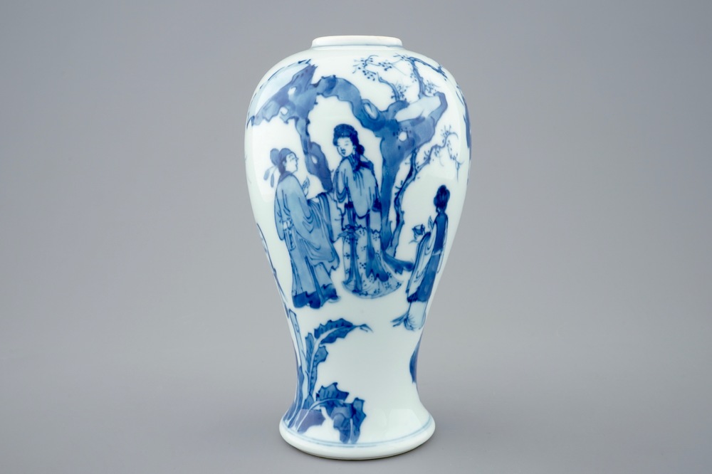 Un vase en porcelaine de Chine bleu et blanc, Kangxi